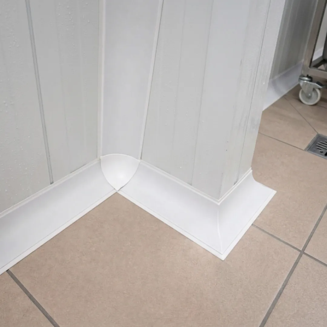 Esquinero Tripartito Macho-Hembra Para Zócalos Sanitarios 100mm Blanco